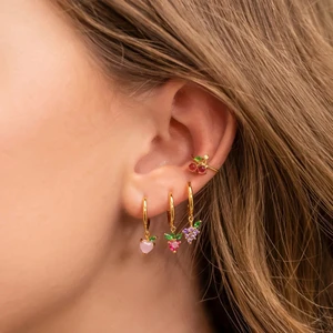 Guldpläterade örhängen och earcuffs⚡️ - Höstens trend - guldsmycken + EARCUFFS🔥  har alla inne på lager förutom de som är ljusrosa. Earcuffs 30kr styck (paketpris om du vill ha fler), örhängena för 100kr styck 🤍