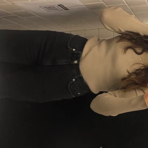 Vida jeans - Svarta/gråa vida jeans från carin Wester i storlek 34/xs. Färgen ska vara lite urtvättad svart så de ska liksom vara så🥰