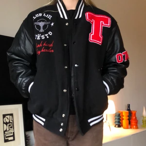 Jacka - Limited edition svart collegejacka designad av Tiësto och Rochdesign. Köpte secondhand men har tyvärr inte kommit så mycket till användning. Fint skick men tecken på användning finns. Den är varm så passar nu till vintern/hösten! Köpare står för frakt och är flera intresserade så blir det budgivning.  Nypris är ca 1700kr