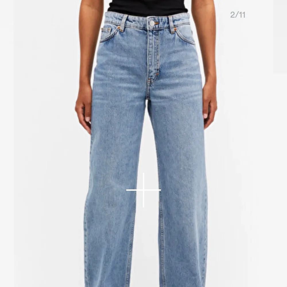 Säljer ett par vida jeans från monki i modellen Yoko. Storlek 26 vilket är ca xs/s. Fint skick! De är hellånga på mig som är 170. Jeans & Byxor.