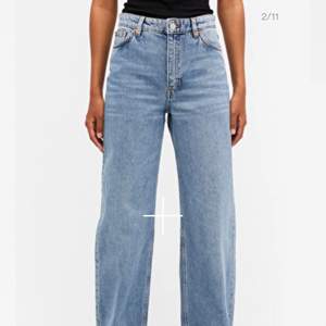 Säljer ett par vida jeans från monki i modellen Yoko. Storlek 26 vilket är ca xs/s. Fint skick! De är hellånga på mig som är 170