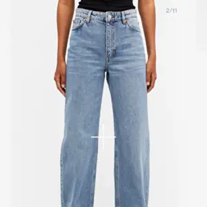 Säljer ett par vida jeans från monki i modellen Yoko. Storlek 26 vilket är ca xs/s. Fint skick! De är hellånga på mig som är 170