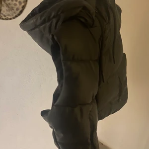 Jacka/ väst - Säljer en väst från zara som knappt är använd. Storlek m men passar oxå s. Kan mötas i Stockholm eller frakta💫