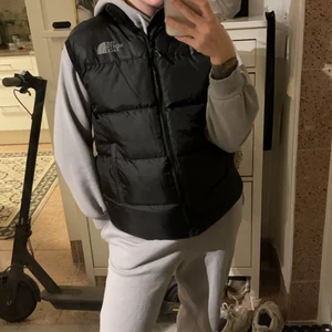 The north face väst Strl S - Knappt använd köpt nyligen strl S spårbart 99kr