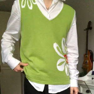 Blommig grön väst - Skitsnygg ljusgrön väst som tyvärr inte kommer till användning