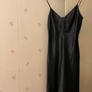 Silkes klänning  - Sjukt sexig klänning som aldrig kommer till användning. Köpt på Humana i Stockholm men aldrig använd. 