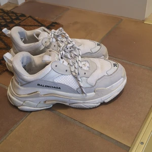 Balenciaga sneakers - Köpta här på plick. Använder dom. Äkta så klart. Jätte bra skick görutom inutti men det kan man lätt laga