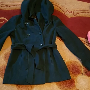 Jacka  - Fint jacka grön färg mörkgrön.  Storlek S-M. Fint skick.  150kr plus frak 