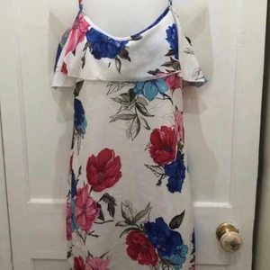 Dummer dress  - Summer dress in great condition, only worn once… size S colour white,pink,blue,red