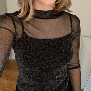 Glittrig meshtopp - Glittrig meshtopp från Gina Tricot i storlek S. Funkar till nyår eller andra festliga tillfällen. 🎉🎉