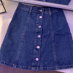 H&M kort denim  kjol - Denim kjol Som har används några gånger och har bra skick