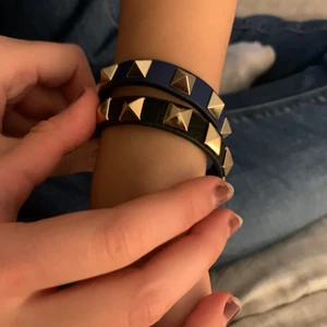 Valentino armband  - Valentino inspererat armband ! Andrig andvönt . Bud i kommentarerna eller kom privat 