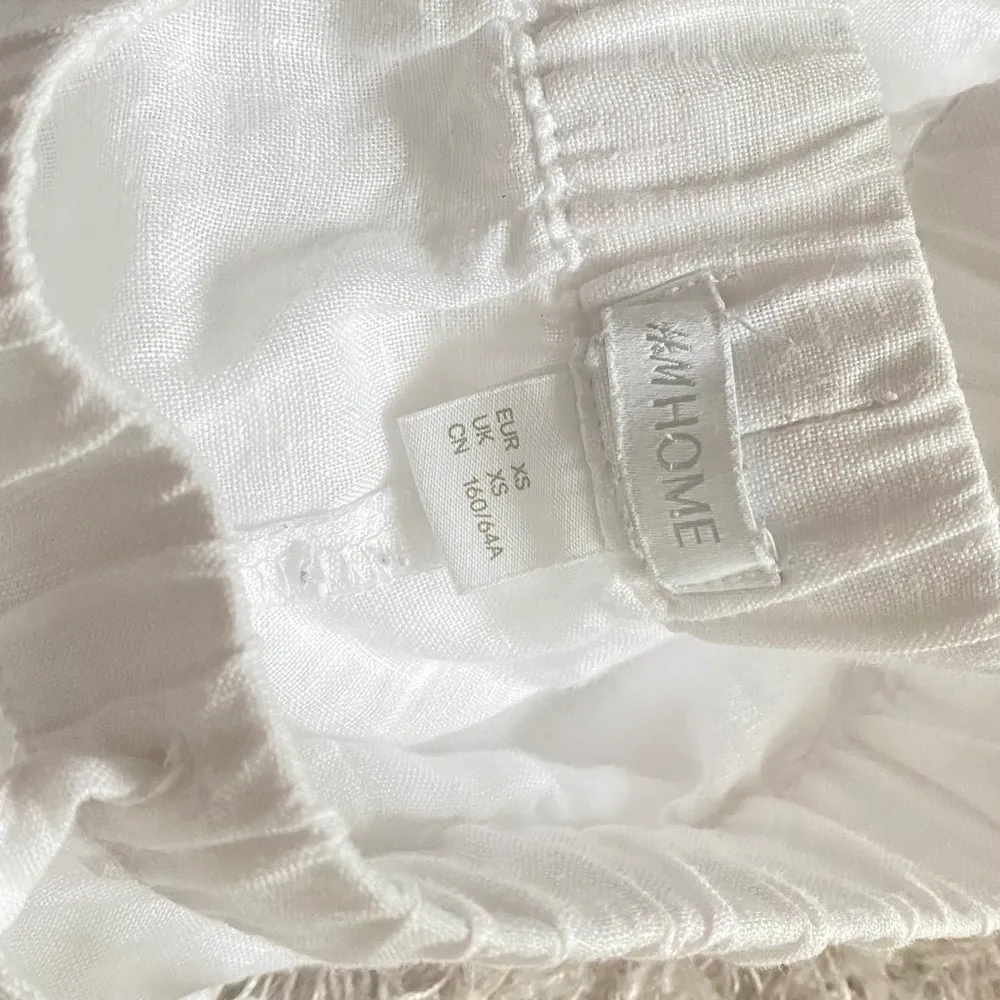 Första bilden är lånad men de är likadana, säljer mina vita linnebyxor från H&M home i storlek xs, men jag som är S kan ha de utan att de blir för litet. De är knappt använda men super fina och jätte bra kvalitet. Nypris 600 säljer för 320 eller köp direkt för 400 ⭐️ det är inte alls så genomskinliga som linnebyxor brukar vara. . Farkut & Housut.