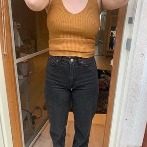 Topp från Cubus  - Fin brun/ gul topp från Cubus. Köpt i somras och helt oanvänd. 