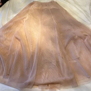 ljusrosa tyllkjol  - rosa tyllkjol från ullared. storlek 32-34 och använd fåtal gånger men ett litet hål uppe vid midjan men stör inte