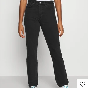 Twig mid straight leg - Säljer dessa snygga jeans från weakday. Dom är svarta eller mörkt gråa och är i längden 32, vilket passar dig som är runt 170 lång. Jag är 172. I storleken är dom 36. Jättesnygga raka jeans som aldrig är använda utan endast testade. Köpta för 500kr ❤️‍🔥