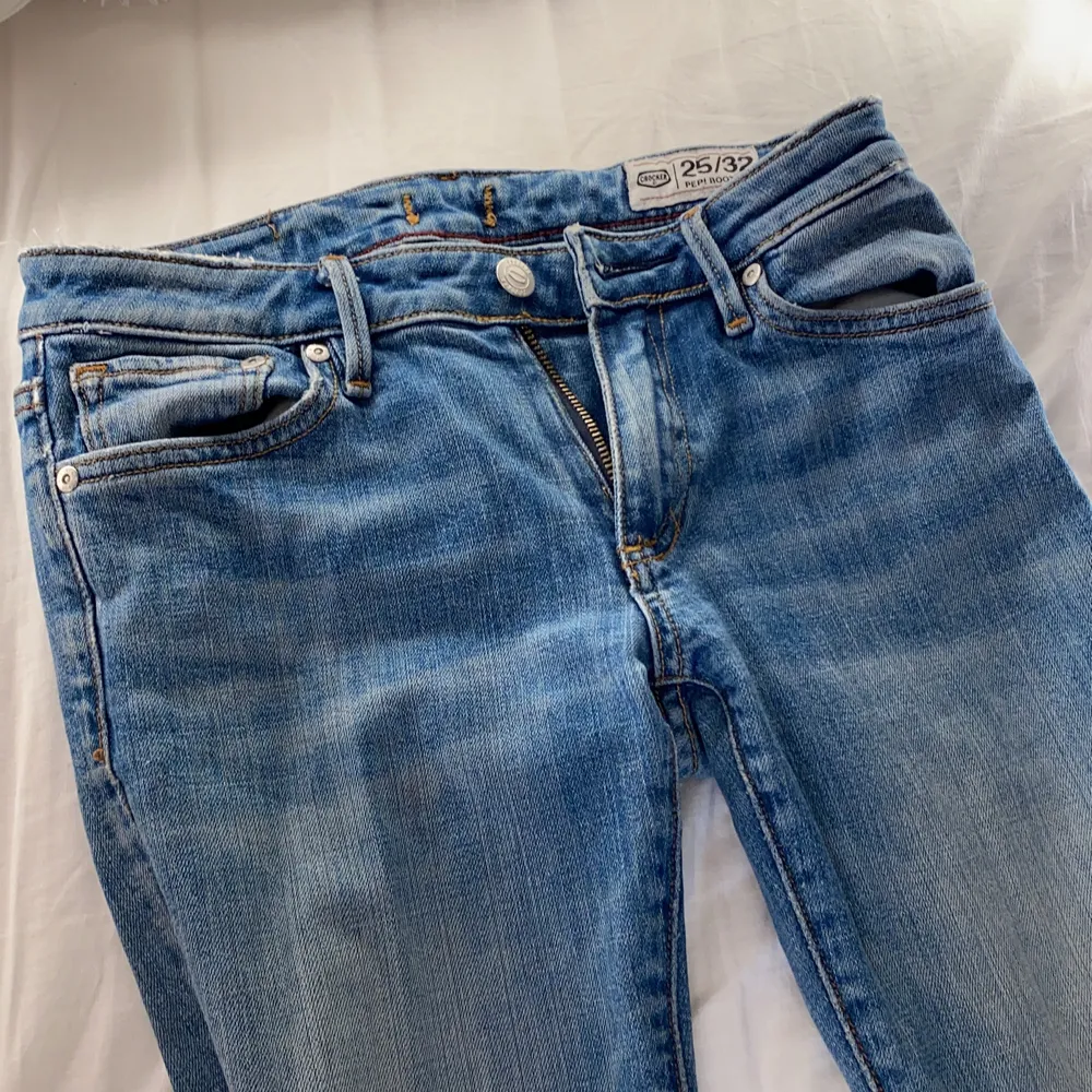 Utsvängda ljusblå jeans i storlek 25/32. Utsvängningen är inte speciellt vid så det är inte hippie utsvängning på byxorna. Använda men tvättade vid frakt💞 jeansen har en liten skåra vid knäet. . Jeans & Byxor.