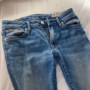 Utsvängda ljusblå jeans i storlek 25/32. Utsvängningen är inte speciellt vid så det är inte hippie utsvängning på byxorna. Använda men tvättade vid frakt💞 jeansen har en liten skåra vid knäet. 