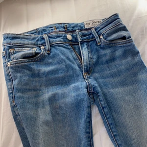 Jeans  - Utsvängda ljusblå jeans i storlek 25/32. Utsvängningen är inte speciellt vid så det är inte hippie utsvängning på byxorna. Använda men tvättade vid frakt💞 jeansen har en liten skåra vid knäet. 