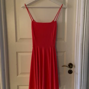 Klänning: Bikbok - En rosa klänning från Bikbok, ordinarie pris 199kr säljer för 80 + frakt. Aldrig använd, prislapp kvar. 