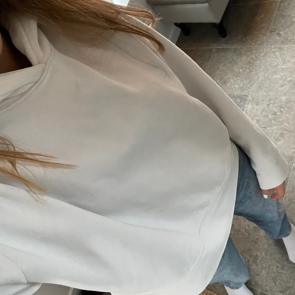 Säljer denna vita kortare hoodie som kommer från zara. Storleken är okänd, men passar mig som är en xs/s. Köpt för ungefär 200, men säljer för 100 kr + frakt📸⚡️. Tröjor & Koftor.