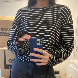 Randig topp strl. L! - Säljer denna stickade randiga topp från Zara i storlek L! Tröjan har snören på sidorna som man kan spänna åt (se bild 2). Ordinariepris: 399:-, säljer den för 90kr!