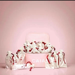 Caia kalender - Hejsan! Undrar om någon har denna caia kalendern som skulle vilja sälja dom två sprejerna i påse 24? Kan betala bra!