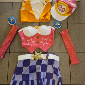 Arcade Miss fortune Cosplay med peruk - Hej! Säljer min Miss fortune Arcade cosplay med peruk :) Lite glitter har försvunnit från stjärnan men det är inget man stör sig av. Frakten blir 66 kr. Storlek S-M