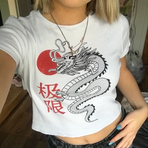 Vit croptop med tryck - Supersnygg top från fbsister. En av mina favotröjor som blivit för liten. Bra kvalite ❤️