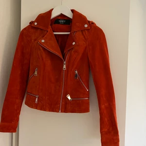 Mockajacka i Strl XS - Jacka i äkta mocka som aldrig blivit använd, nypris är 1000kr och säljer den för 500kr, Strl XS