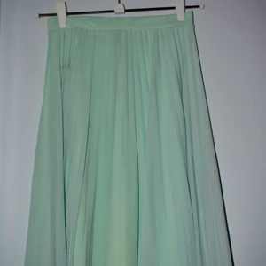 Plisserad turkos kjol storlek M - Turkos plisserad kjol från Bershka, medellängd. Köpt för två år sedan, dock fortfarande bra skick då den inte har använts så värst mycket. Fin färg med fina veck. I storlek M men har bra strech. Pris kan diskuteras !! 