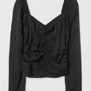 Festblus - Svart blus från H&M i fint skick. Superfin och smickrande passform. 