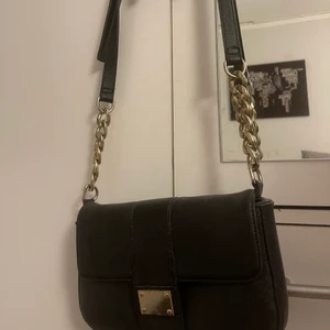Väska  - Säljer min gamla väska pga aldrig använder den längre