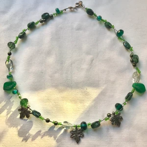 grönt halsband - grönt fairy halsband☘️☘️☘️ verkligen jättefint