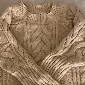 Stickad beige tröja - Supersnygg stickad beige tröja från nakd! Storlek xs men passar s!💓 i väldigt fint skick och använd endast få gånger!