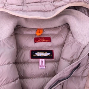 Para jumper  - Säljer min oanvända Para Jumper. Det var fel storlek så därför inte tillbaka skickad. Äkta, de märket i och på armen. Har även ett litet skydd på luvan för extra regn. Pris går att diskutera vid snabb affär. Köpte för 4500