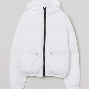 Vinter dunjacka vit med luva - Jättefin jacka men passar inte min stil längre den är lite kortare i modellen så den går inte över rumpan:) str 36/38 köparen står för frakten😃