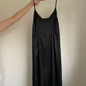 Klänning  - Svart siden klänning från H&M superfin till jul eller nyår 🥳 Använd max 3 gånger. frakt tillkommer 
