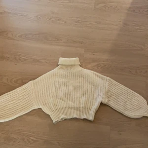 SHEIN strl S - Fin croppad stickad tröja från SHEIN, enbart använt denna Max 3 gånger!