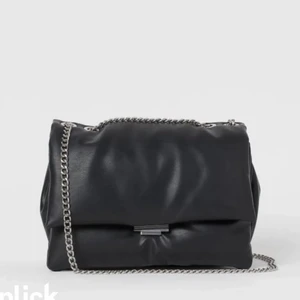 Ny väska  - Skriv för fler bilder 💙 inte alls använd, den är stor och får plats me mycket, högsta bud 300