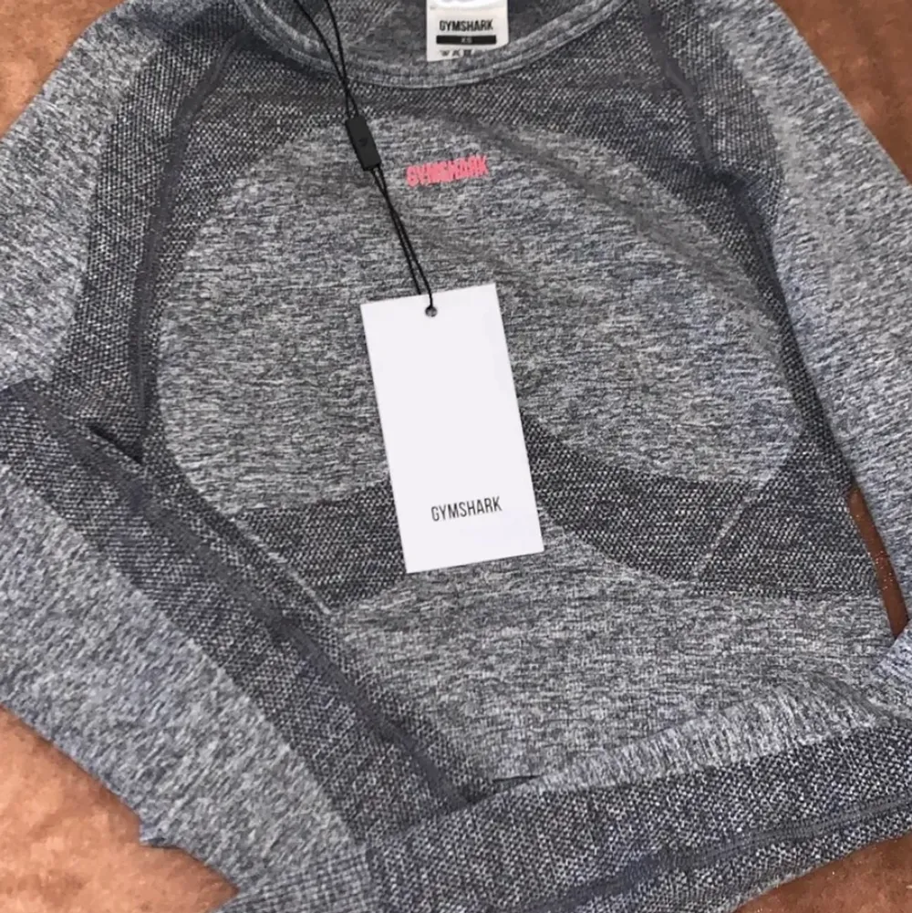 Hej hej! Nu säljer jag denna super sköna Crop toppen beställd från Gymshark i storlek XS ( Flex crop top, Charlcoal Marl/rubypink - Extra small ) Helt ny och oanvänd, Bara testad, köpte för 449kr och säljer för 340 + frakt, pris kan diskuteras.❤️. Toppar.