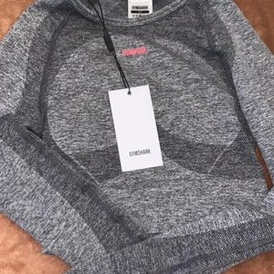 Gymshark, Tränings crop top💗 - Hej hej! Nu säljer jag denna super sköna Crop toppen beställd från Gymshark i storlek XS ( Flex crop top, Charlcoal Marl/rubypink - Extra small ) Helt ny och oanvänd, Bara testad, köpte för 449kr och säljer för 340 + frakt, pris kan diskuteras.❤️