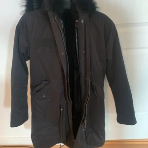 Vinterjacka från born in Stockholm  - Strl: 36/S, är päls vid huvan och inuti.