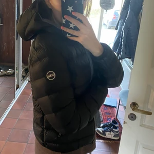 Colmar jacka - Jättefin jacka från colmar som passar perfekt till vinter och höst! Passar xs-m🖤 svart med mörkgrå insida, nypris 5000