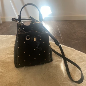 Zara väska  - Väska med nitar ifrån zara. Nyskick