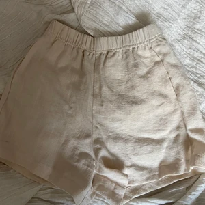 Shorts - Fina beiga shorts från monki som inte har kommit till användning 