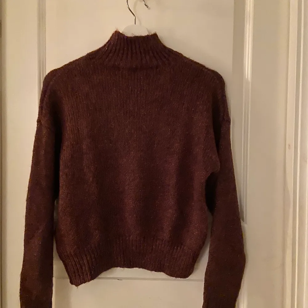 Brun stickad tröja från Lindex, den är brun röd glittrig så perfekt nu till jul eller i vinter, köpt för 399kr säljer för 100kr + frakt.. Tröjor & Koftor.