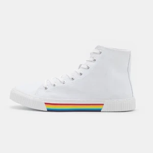 YOURTURN Höga sneakers - white - Säljer ett par skor från Zalando, aldrig kommit till användning. De säljs inte längre på zalando. Köparen står för möjlig frakt