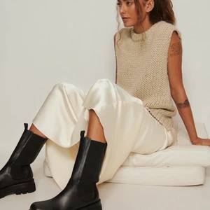 Boots i äkta läder - Har bestämt mig för att sälja mina slutsålda boots från Na-kd. Får tyvärr ingen användning av de . De är i nyskick då de endast är använda en kväll!!🤩 om privata bilder önskas går det att ordna . Hit me up! 🤟🏻⚡️