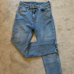 Så så fina jeans från Weekday. Modellen ”Thursday reused blue cut”. Köparen står för frakten.💙